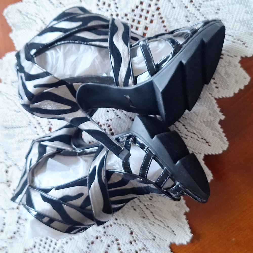 NiB Circle Zebra Print Black & Silver Open Toe Heels Size 6.5 - Picture 6 of 8
